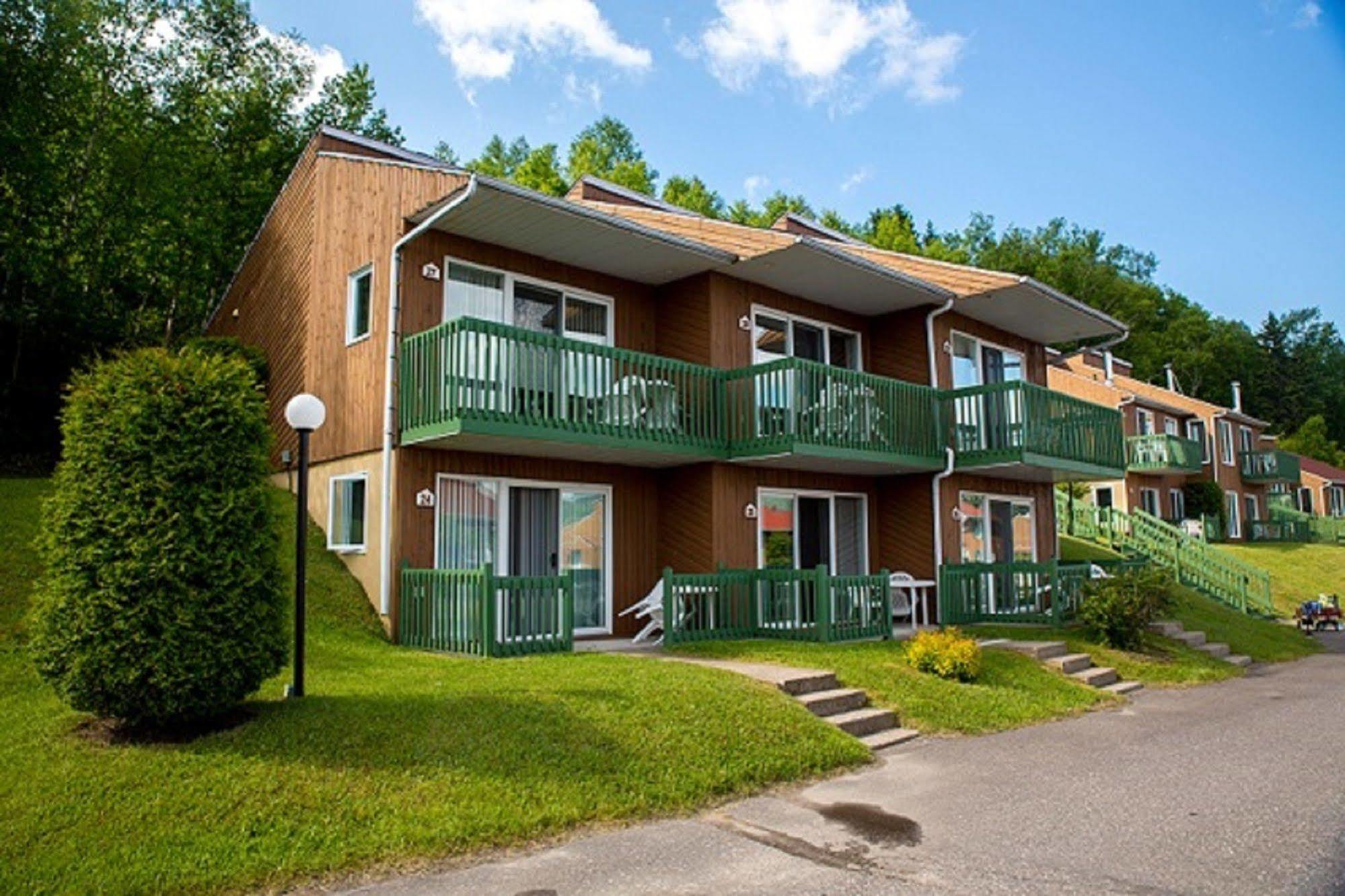 Chalets Condos Sur Le Fjord L'Anse-Saint-Jean Bagian luar foto