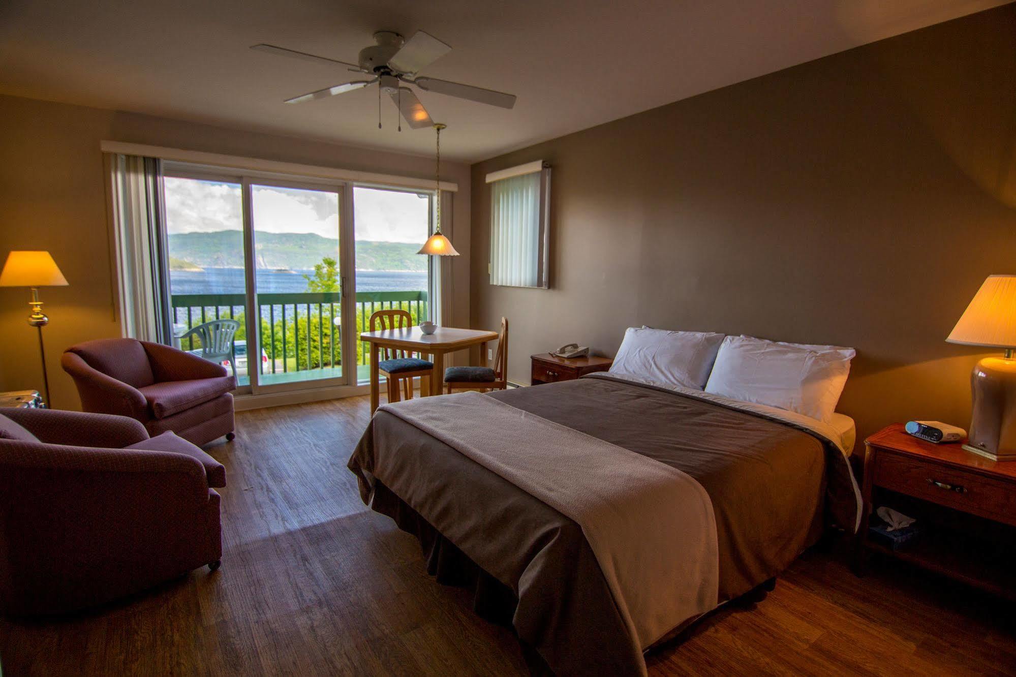 Chalets Condos Sur Le Fjord L'Anse-Saint-Jean Bagian luar foto