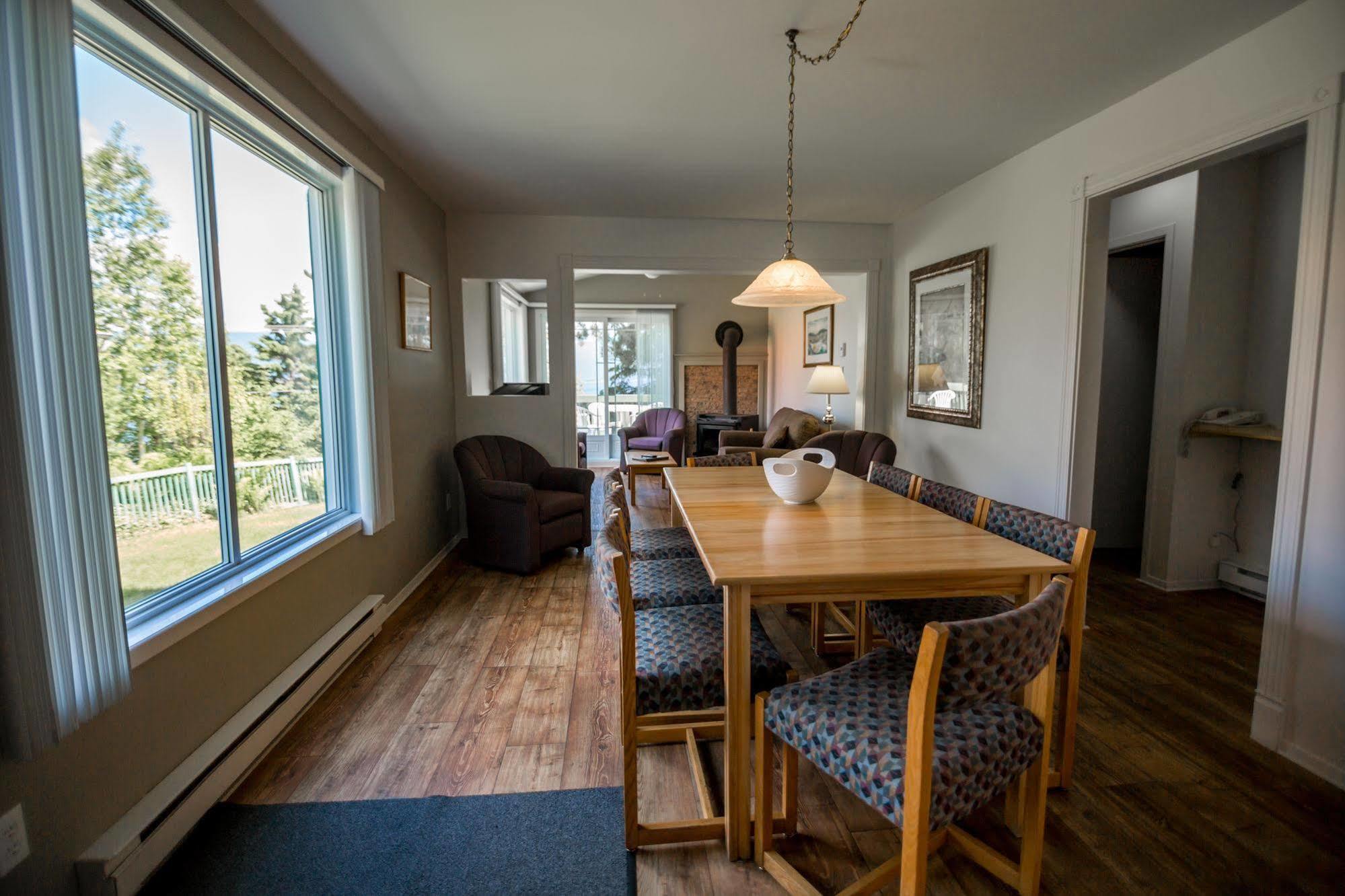 Chalets Condos Sur Le Fjord L'Anse-Saint-Jean Bagian luar foto